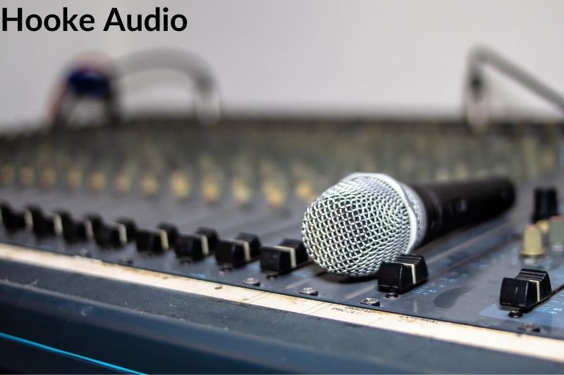 How does a dynamic microphone work