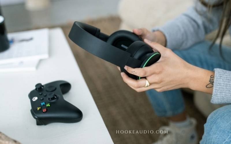 How to connect compatible Xbox One Wireless headsets