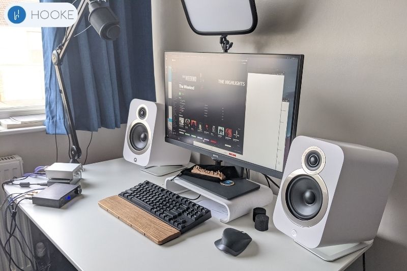 How to Connect External Speakers to a Monitor
